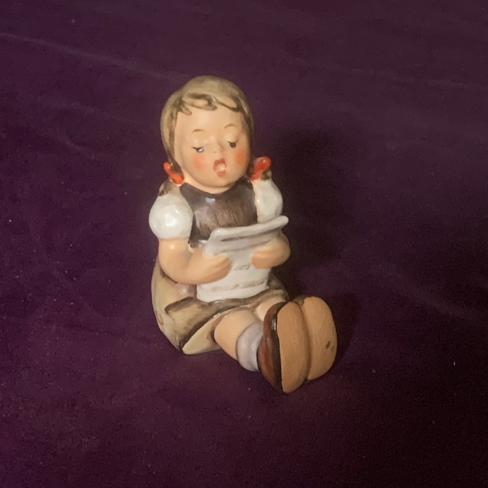 Adorable porcelain Goebel Hummel figurine in excellent condition.